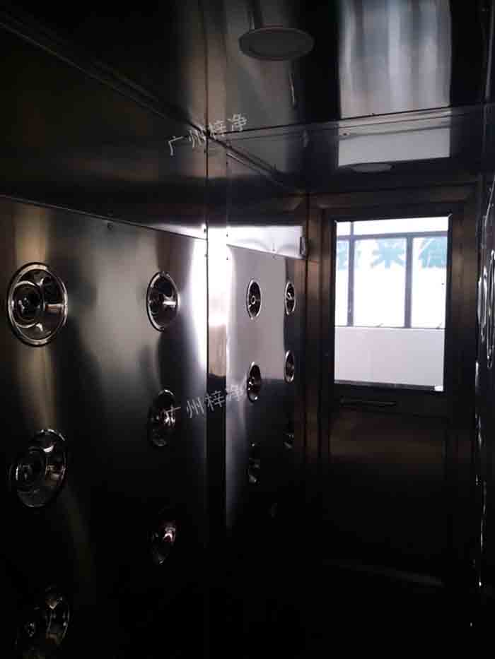 門禁刷卡風淋室內結構整個產品外形板材采用304不銹鋼板材沖壓成型，防銹、堅固耐用