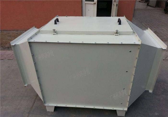 空氣過(guò)濾箱內(nèi)部結(jié)構(gòu)裝的初效空氣過(guò)濾器，高效空氣過(guò)濾器，風(fēng)機(jī)組合而成。