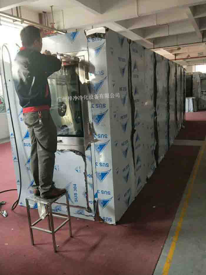 1590型風淋室-標準雙人風淋室是人/貨物進出潔凈室常用的一種凈化裝置。