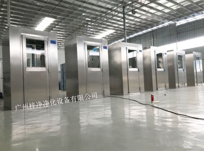 風淋室又可起到氣閘的作用，阻止未凈化的空氣進入潔凈區域。