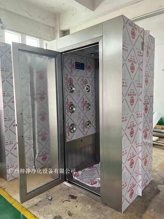 風淋室是一種局部潔凈的設(shè)備，可以有效并迅速的去除人體表面附著的一切塵土及雜物
