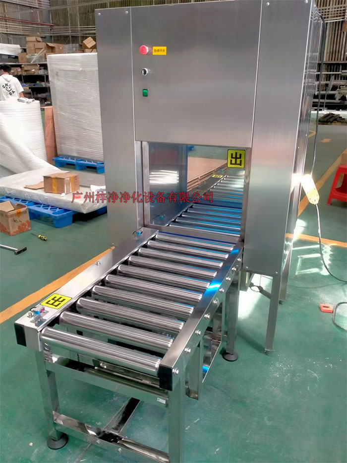 傳動帶輸送線傳遞窗的制作法于其它普通傳遞窗不一樣，傳動帶輸送線傳遞窗下面加了條流水線，上層要傳遞貨物。