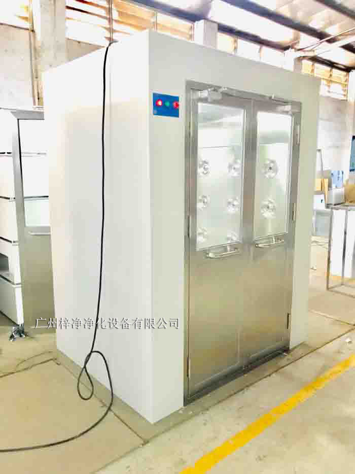 烤漆風淋室采用冷軋鋼板作為基材,表面經(jīng)過烤漆處理。 烤漆風淋室采用冷軋鋼板作為基材,表面經(jīng)過烤漆處理。