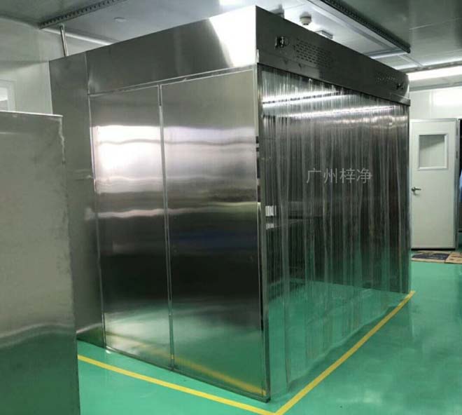 負(fù)壓稱(chēng)量罩內(nèi)空氣經(jīng)初效過(guò)濾器、由離心風(fēng)機(jī)壓入靜壓箱，在經(jīng)高效過(guò)濾器后從氣流擴(kuò)散送風(fēng)單元出風(fēng)面吹出，潔凈空氣以均勻的斷面風(fēng)速流經(jīng)工作區(qū)，從而形成高潔凈的工作環(huán)境。