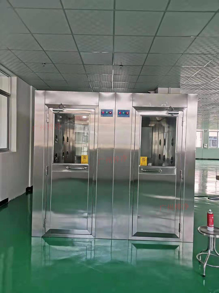 風淋室主要功能是確保工作人員在進入潔凈區(qū)前，通過吹淋去除身上的塵埃和微粒。