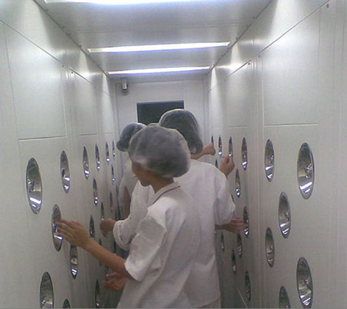 在進入風淋室之前，必須先脫去個人衣物，更換成潔凈服。