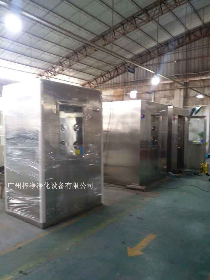 風淋室和貨淋室是兩種常見的空氣凈化設備