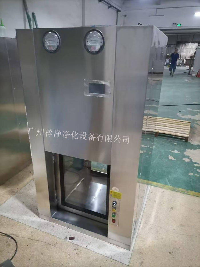 傳遞窗是一種用于潔凈室內部或潔凈室與外界之間傳遞物品的設備，可以防止外部污染進入潔凈室。