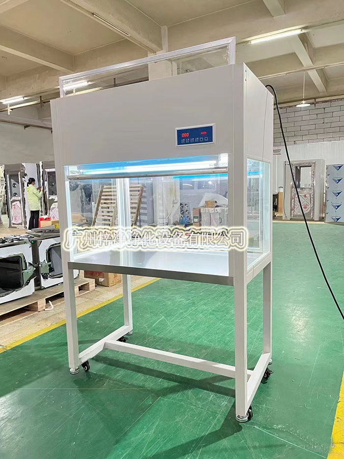 超凈工作臺(tái)通過(guò)高效過(guò)濾器提供單向或垂直單向氣流，形成局部潔凈區(qū)。