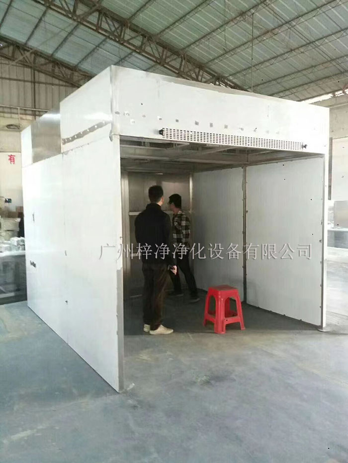 負壓稱稱量罩通過創造一個低氣壓的環境，防止生產過程中的粉塵、揮發物等有害物質逸散到外界環境中，同時確保稱量結果的準確性。