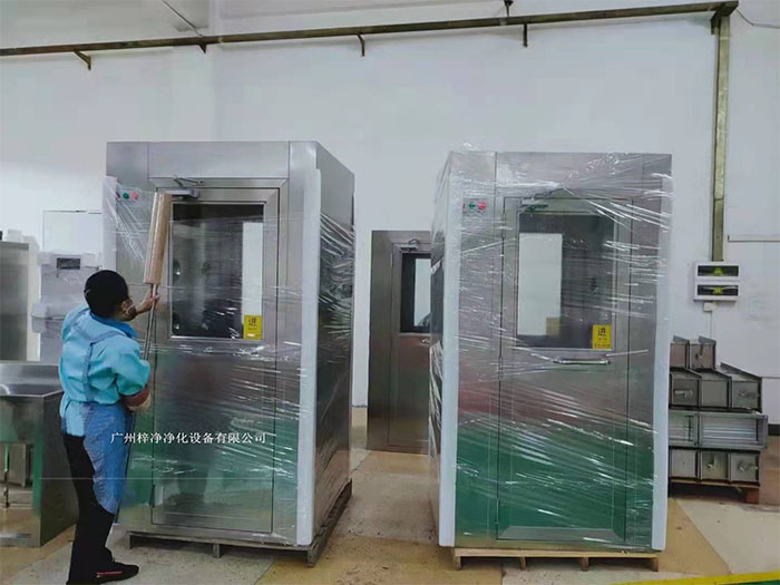 在風淋室外部包裝上，使用纏繞膜可以進一步提高包裝的密封性和抗沖擊性。