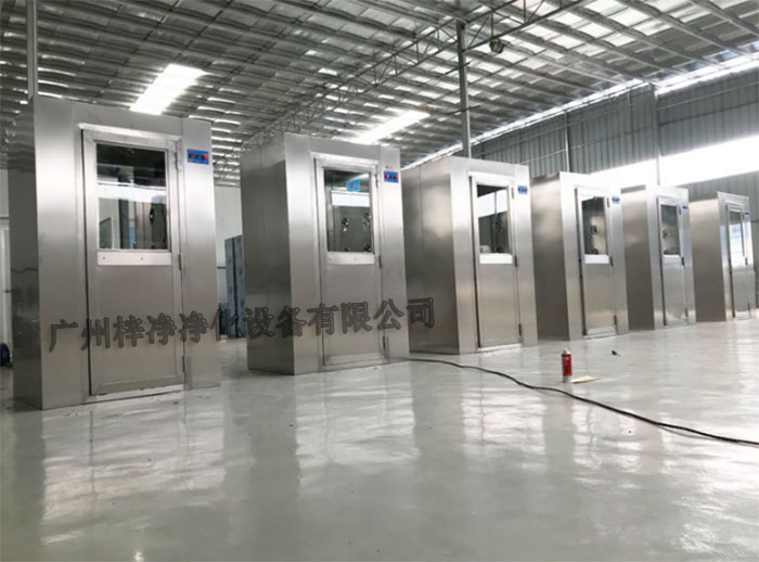 風淋室可以有效去除進入實驗室人員的衣物、頭發等表面攜帶的塵埃和微粒，降低實驗室內的污染風險。