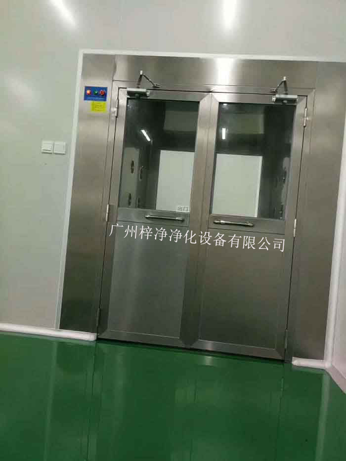 檢查風淋室高效過濾器和初效過濾器是否干凈,如有灰塵或雜質,應進行清潔或更換。 檢查風淋室高效過濾器和初效過濾器是否干凈,如有灰塵或雜質,應進行清潔或更換。