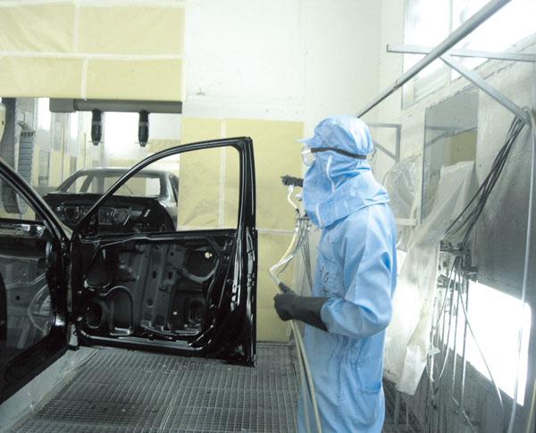 汽車涂裝車間生產工人穿著防靜電連體服正在工作
汽車涂裝車間生產工人穿著防靜電連體服正在工作