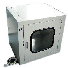 電子聯(lián)鎖傳遞窗是潔凈室內外或潔凈室之間傳遞物品時起到隔斷氣流貫穿作用的孔口傳遞裝置?？煞乐闺S物品傳遞傳播污染，并有利于潔凈室對外維持正壓