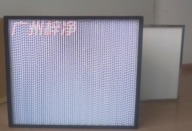 HS有隔板高效過濾器可廣泛用于光學(xué)電子、LCD液晶制造，生物醫(yī)藥、精密儀器、飲料食品，PCB印刷等行業(yè)無塵凈化車間的空調(diào)末端送風(fēng)處。